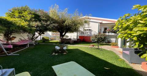 Apartamento Duplex T3+2 a 200 mts da praia de Buarcos com  jardim privativo e lugar de garagem.