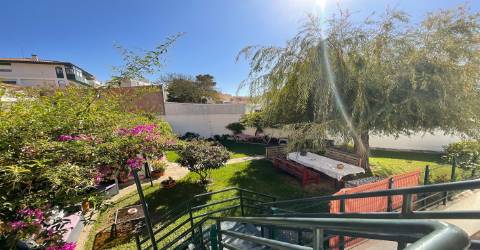 Apartamento Duplex T3+2 a 200 mts da praia de Buarcos com  jardim privativo e lugar de garagem.