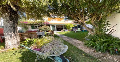 Apartamento Duplex T3+2 a 200 mts da praia de Buarcos com  jardim privativo e lugar de garagem.