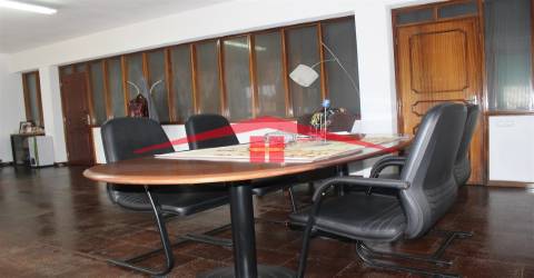 Excelente Armazém Industrial - São João da Madeira