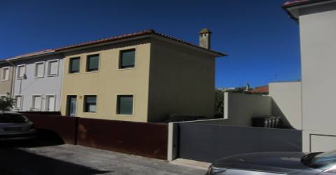 Moradia T5 com 3 frentes para reconstrução integral e ampliação até 350MT2