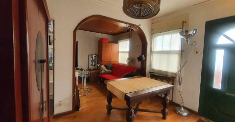 Moradia T5 com 3 frentes para reconstrução integral e ampliação até 350MT2