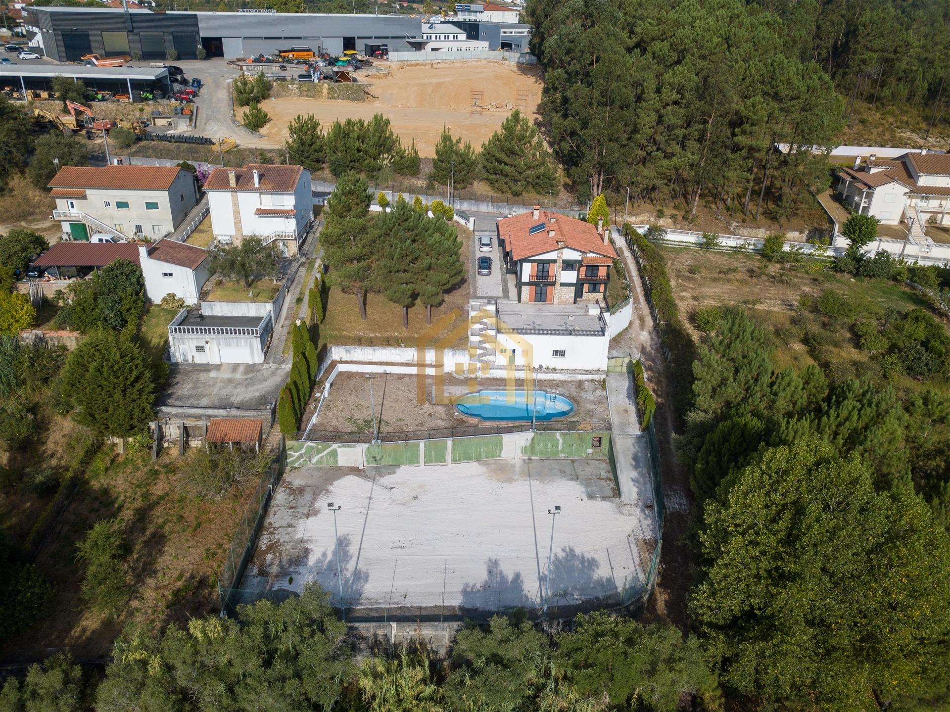 Moradia isolada 5 quartos, piscina, jardim, garagem 4 carros, implantação em 2312m2 e churrasqueira