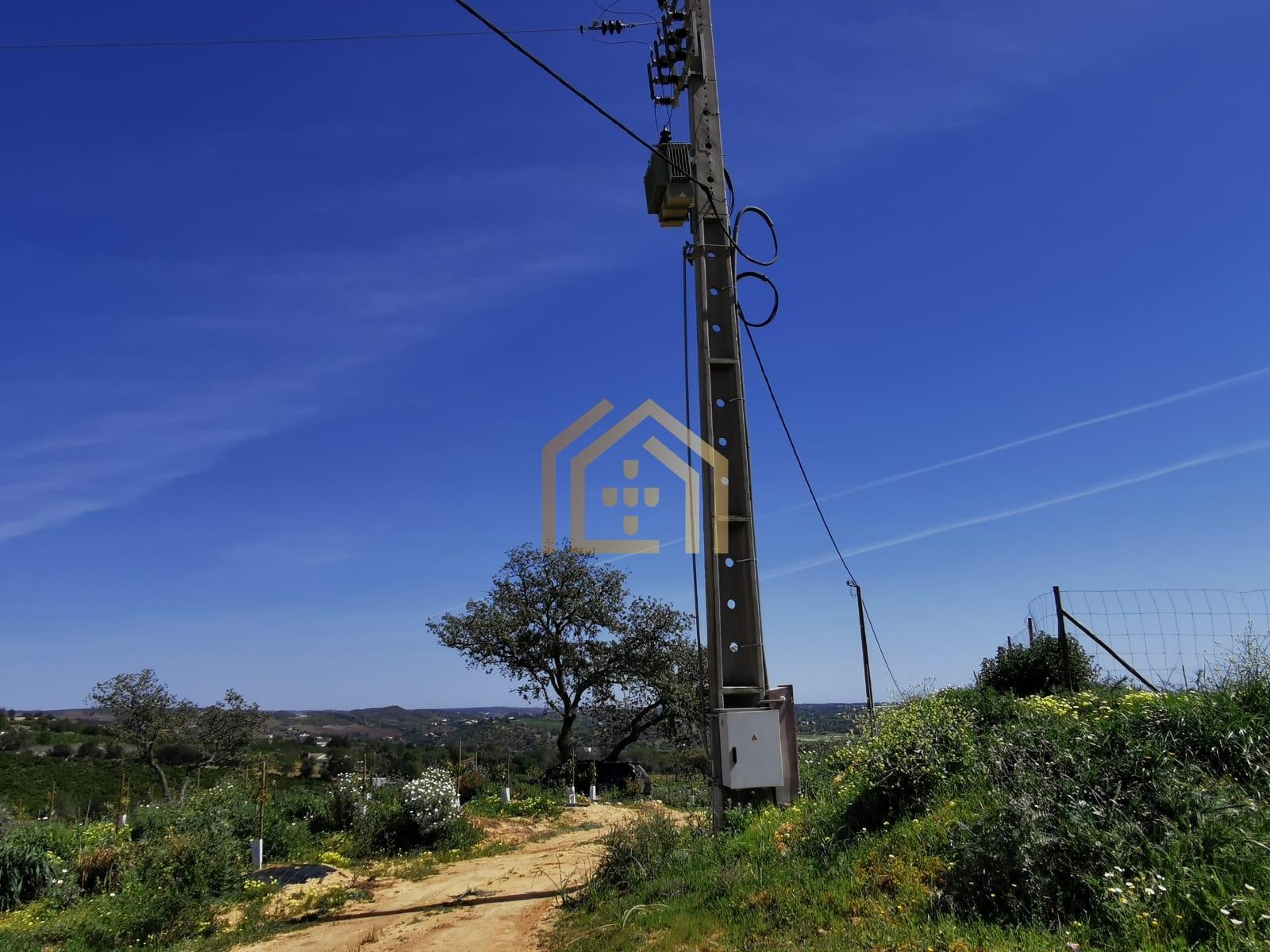 terreno com 157959 m2 com 2 moradias, água abundante localizadas em zona calma e tranquila com vista