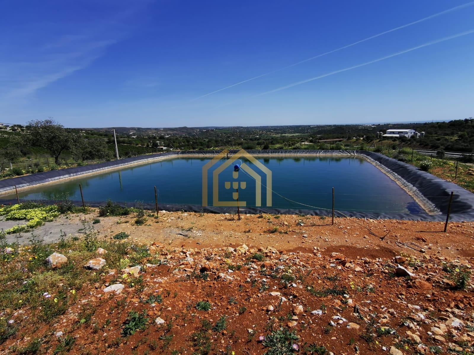 terreno com 157959 m2 com 2 moradias, água abundante localizadas em zona calma e tranquila com vista