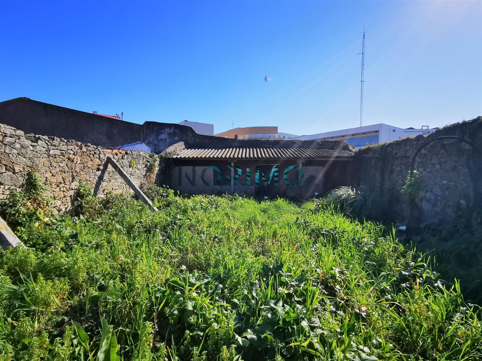 Moradia para Reconstrução com terreno - Centro Póvoa de Varzim