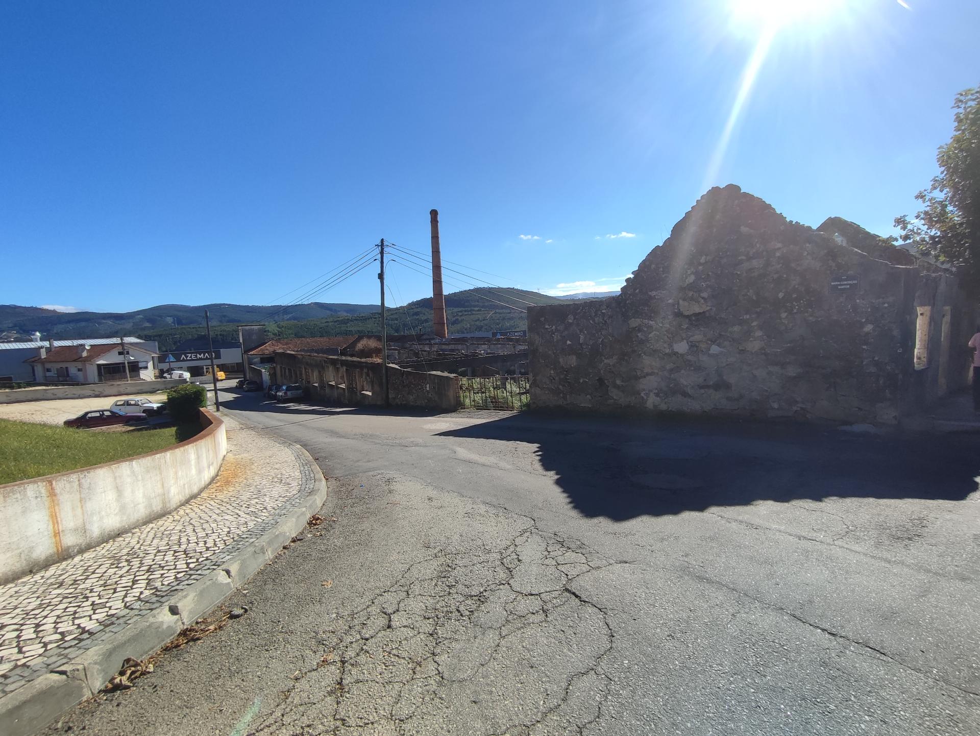 Terreno de 4.450 m2 com Fábrica e Moradia em Ruínas em Oliveira de Azeméis