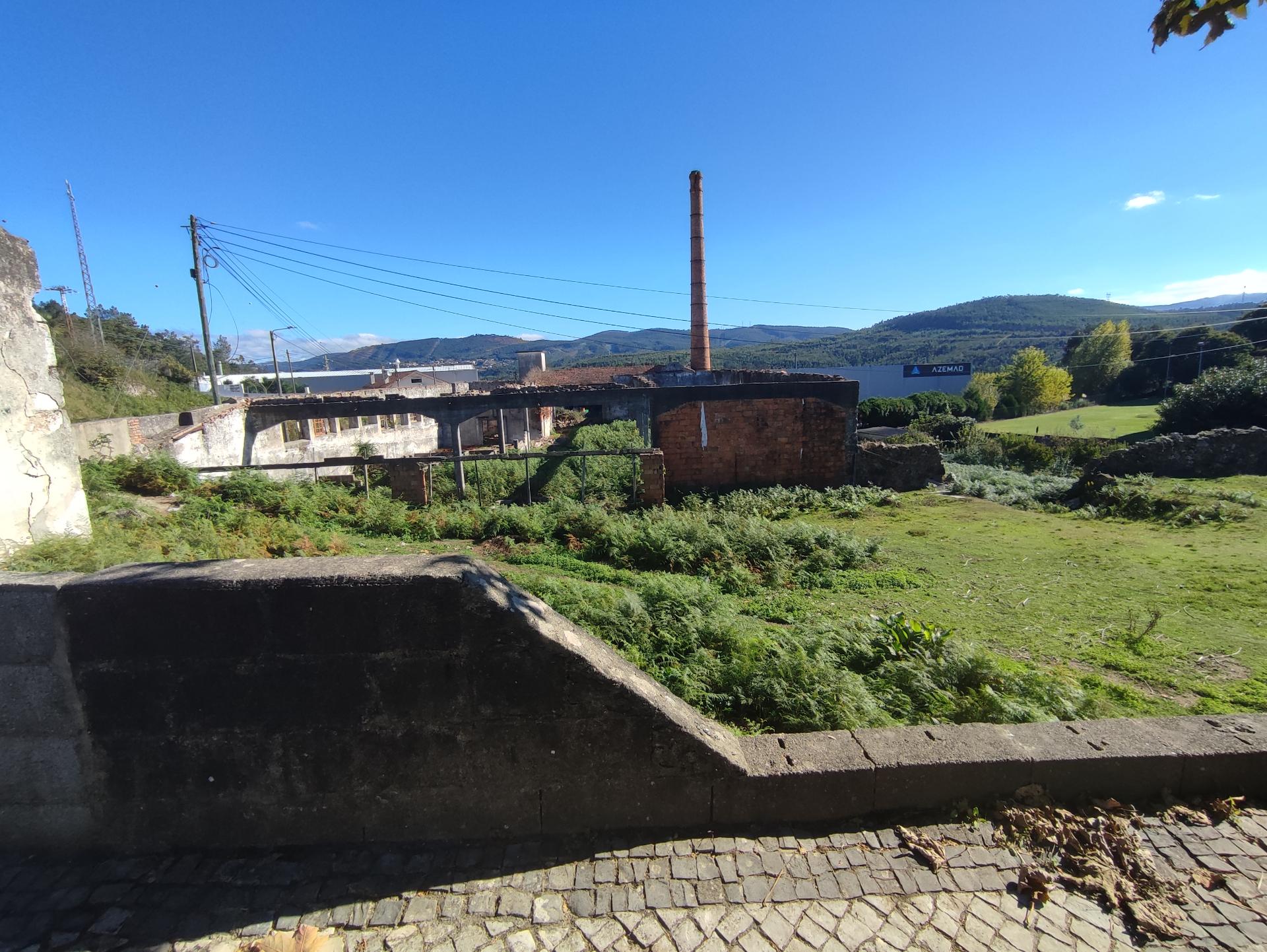 Terreno de 4.450 m2 com Fábrica e Moradia em Ruínas em Oliveira de Azeméis