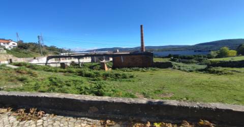 Terreno de 4.450 m2 com Fábrica e Moradia em Ruínas em Oliveira de Azeméis