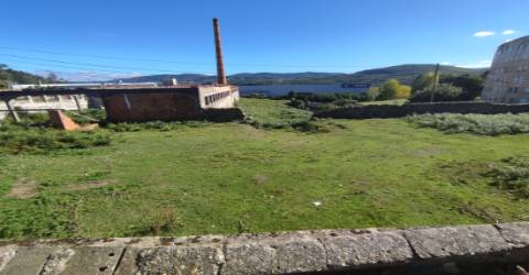 Terreno de 4.450 m2 com Fábrica e Moradia em Ruínas em Oliveira de Azeméis