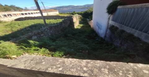 Terreno de 4.450 m2 com Fábrica e Moradia em Ruínas em Oliveira de Azeméis