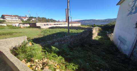 Terreno de 4.450 m2 com Fábrica e Moradia em Ruínas em Oliveira de Azeméis