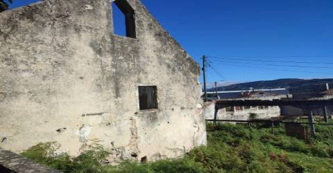 Terreno de 4.450 m2 com Fábrica e Moradia em Ruínas em Oliveira de Azeméis