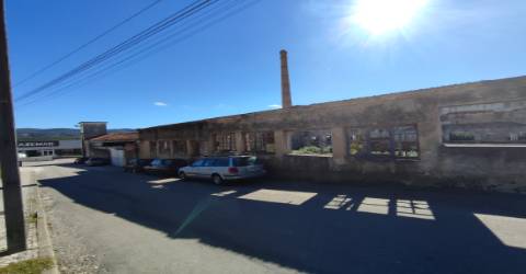 Terreno de 4.450 m2 com Fábrica e Moradia em Ruínas em Oliveira de Azeméis