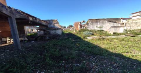 Terreno de 4.450 m2 com Fábrica e Moradia em Ruínas em Oliveira de Azeméis