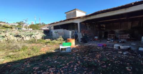 Terreno de 4.450 m2 com Fábrica e Moradia em Ruínas em Oliveira de Azeméis