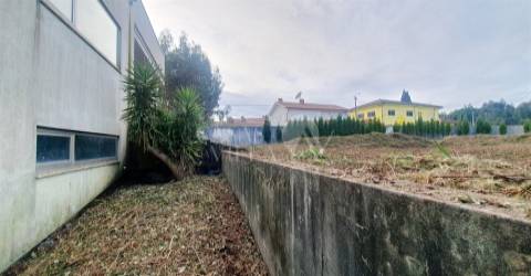 Moradia Isolada T3 para reconstrução com garagem fechada para 2 carros em Fiães