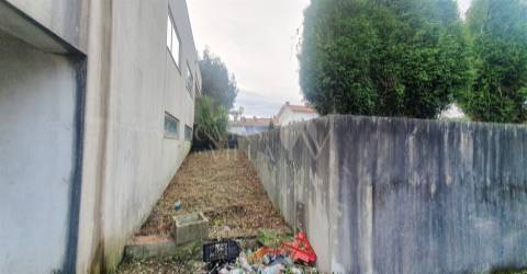 Moradia Isolada T3 para reconstrução com garagem fechada para 2 carros em Fiães