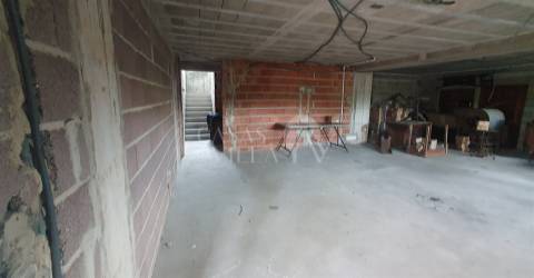 Moradia Isolada T3 para reconstrução com garagem fechada para 2 carros em Fiães