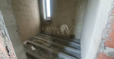 Moradia Isolada T3 para reconstrução com garagem fechada para 2 carros em Fiães