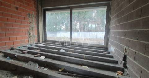 Moradia Isolada T3 para reconstrução com garagem fechada para 2 carros em Fiães