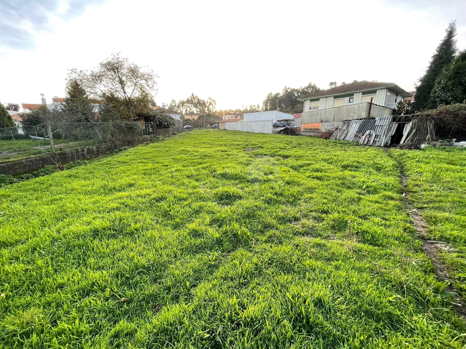 Terreno para construção com 1260 m2 e cerca de 10 m de frente em Fiães