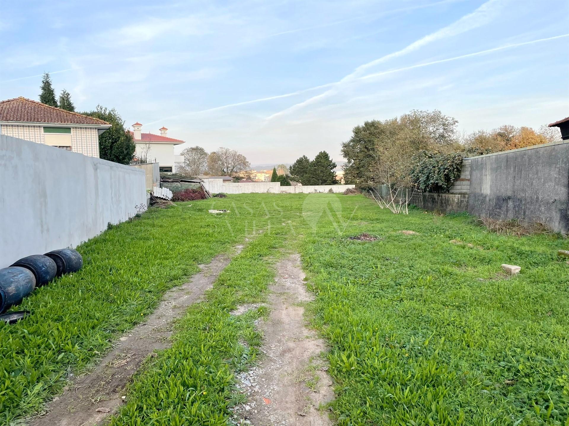 Terreno para construção com 1260 m2 e cerca de 10 m de frente em Fiães