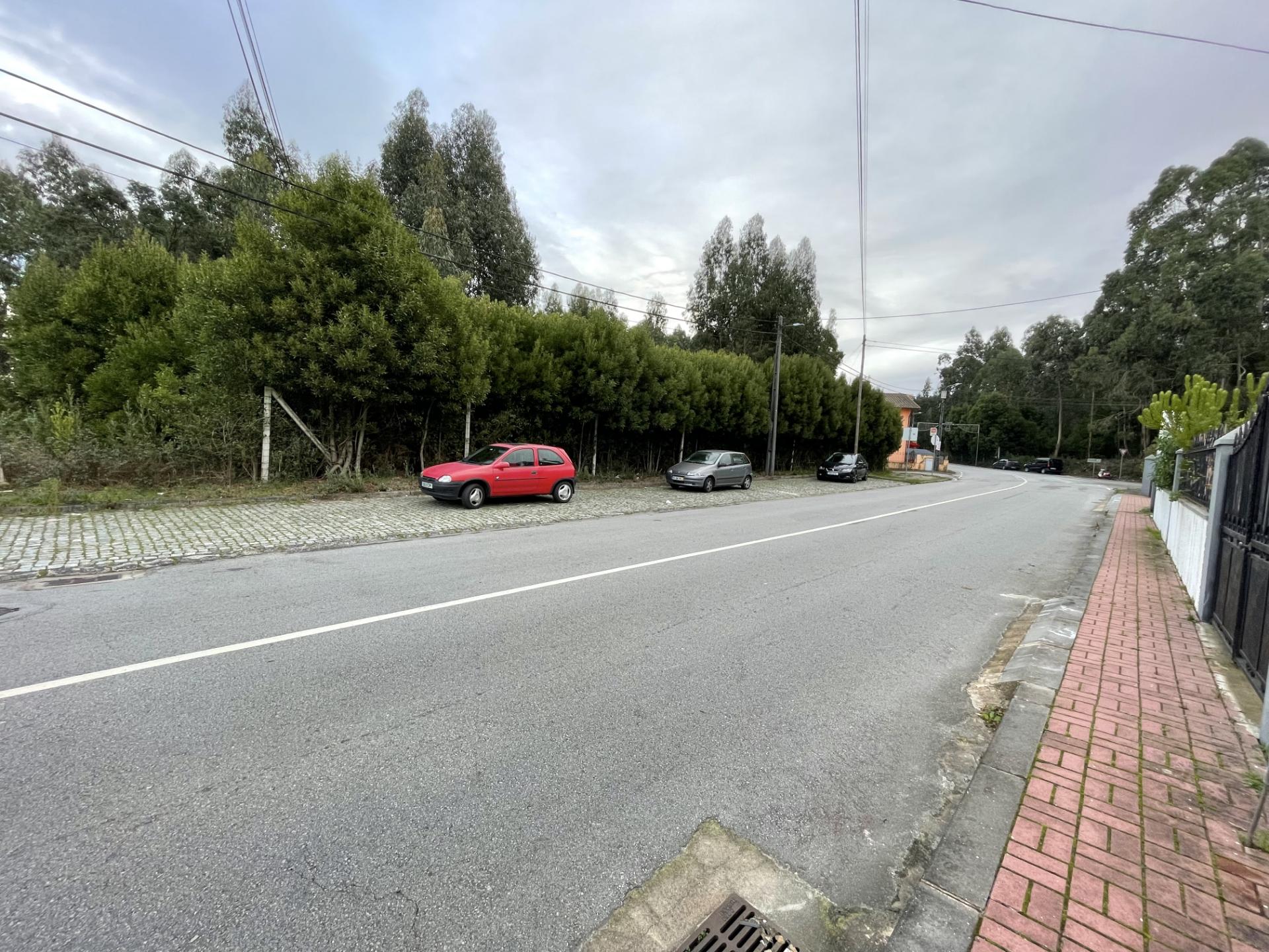 Terreno para construção de 6.500 m2 com cerca de 45 m de frente em Fiães