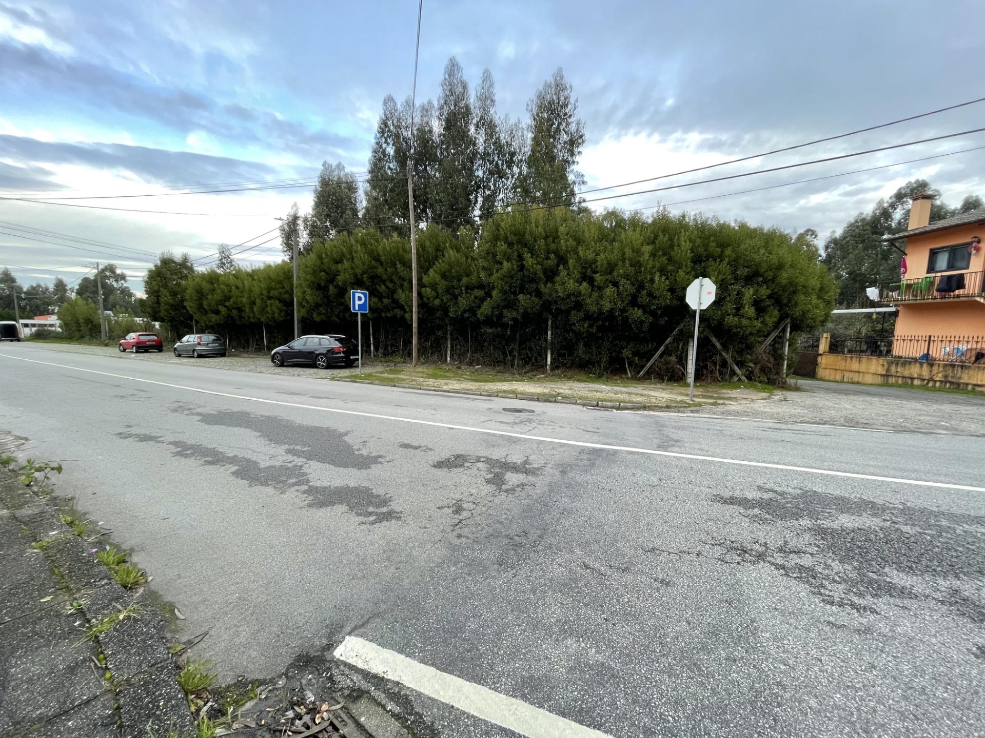 Terreno para construção de 6.500 m2 com cerca de 45 m de frente em Fiães