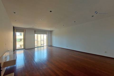 Apartamento T3 com 180 m2 no condomínio dos Choupos em Santo Tirso