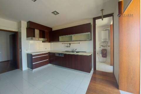 Apartamento T3 com 180 m2 no condomínio dos Choupos em Santo Tirso