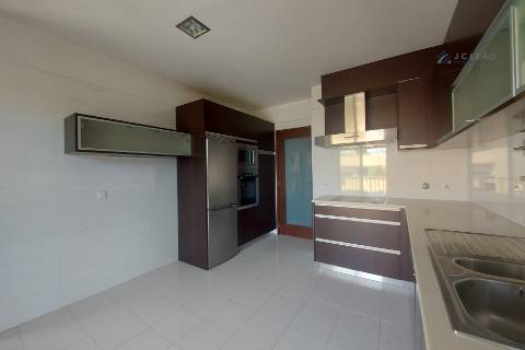 Apartamento T3 com 180 m2 no condomínio dos Choupos em Santo Tirso