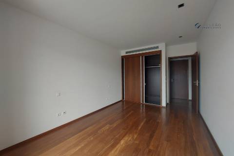 Apartamento T3 com 180 m2 no condomínio dos Choupos em Santo Tirso