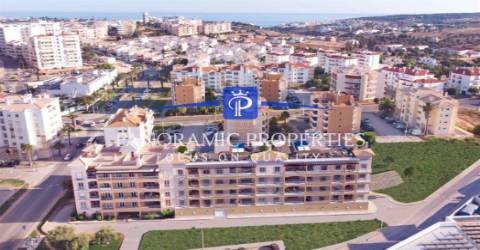 Apartamentos de luxo e de estilo moderno com dois quartos em construção.