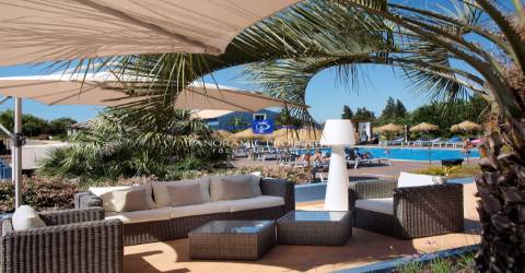 Encantador resort familiar bem posicionado alberga dez propriedades T-1 e dezanove T-1+1 propriedade