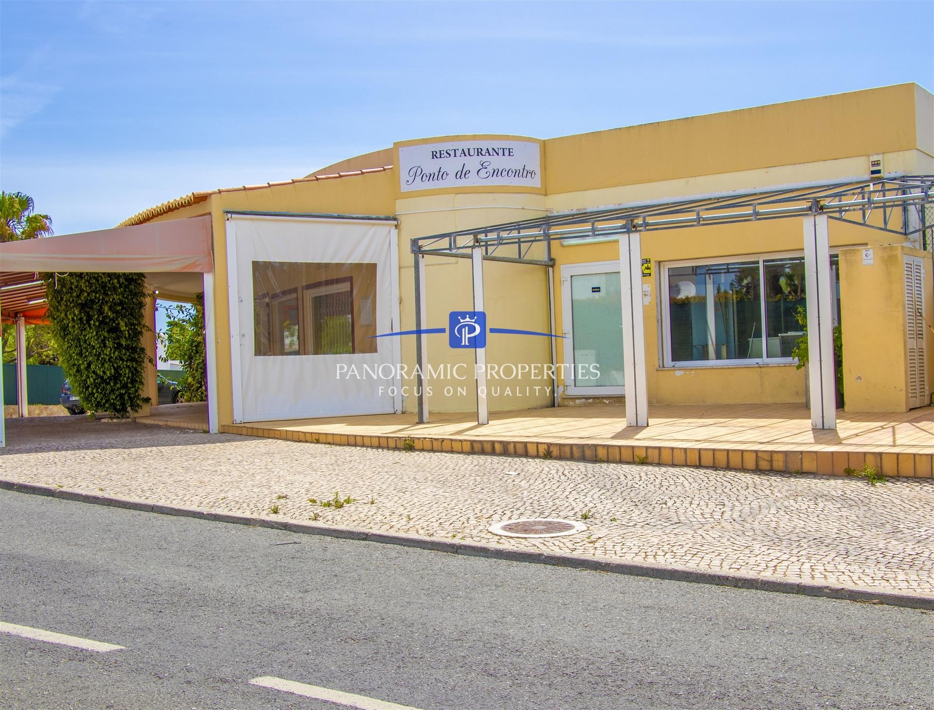 Restaurante situado numa zona turística da Praia do Carvoeiro