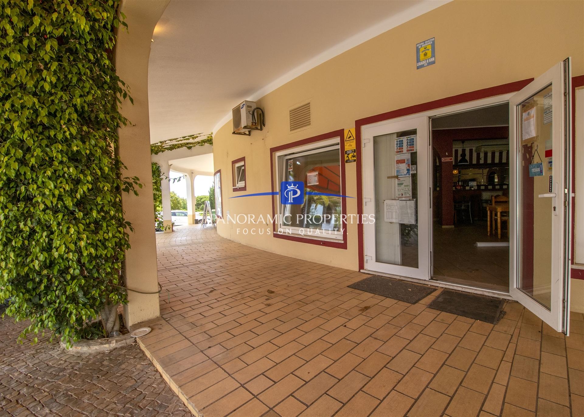 Restaurante situado numa zona turística da Praia do Carvoeiro