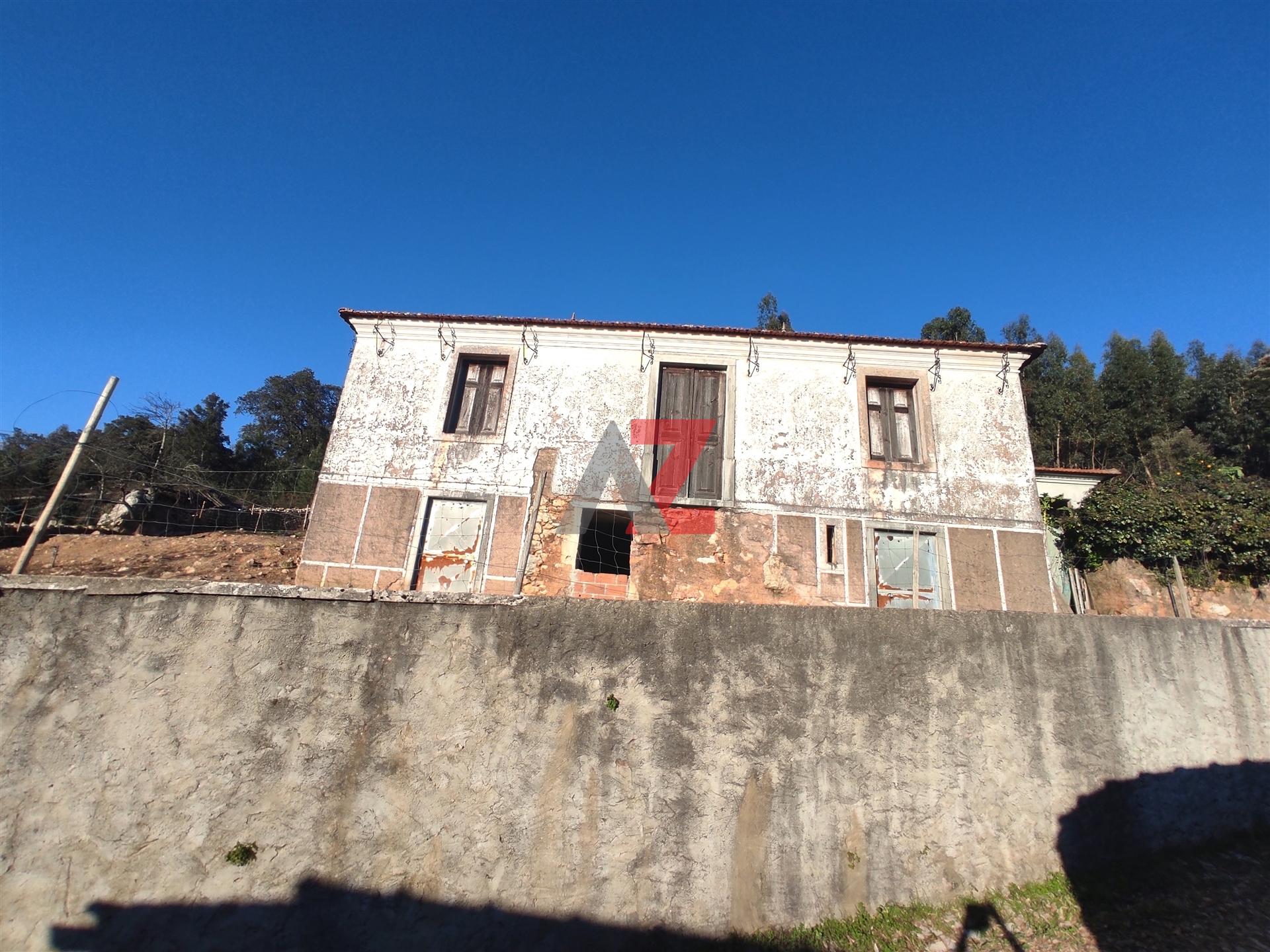 VENDE-SE MORADIA RÚSTICA PARA RESTAURAR EM TERRENO DE 1837 M2.