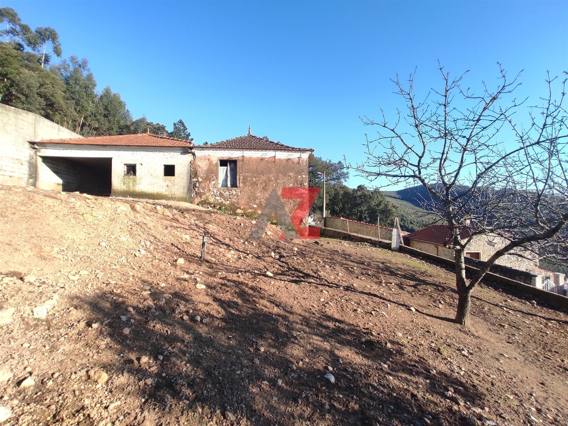 VENDE-SE MORADIA RÚSTICA PARA RESTAURAR EM TERRENO DE 1837 M2.