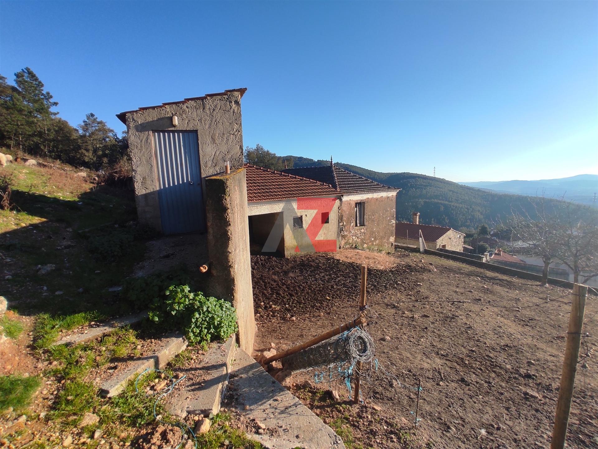 VENDE-SE MORADIA RÚSTICA PARA RESTAURAR EM TERRENO DE 1837 M2.