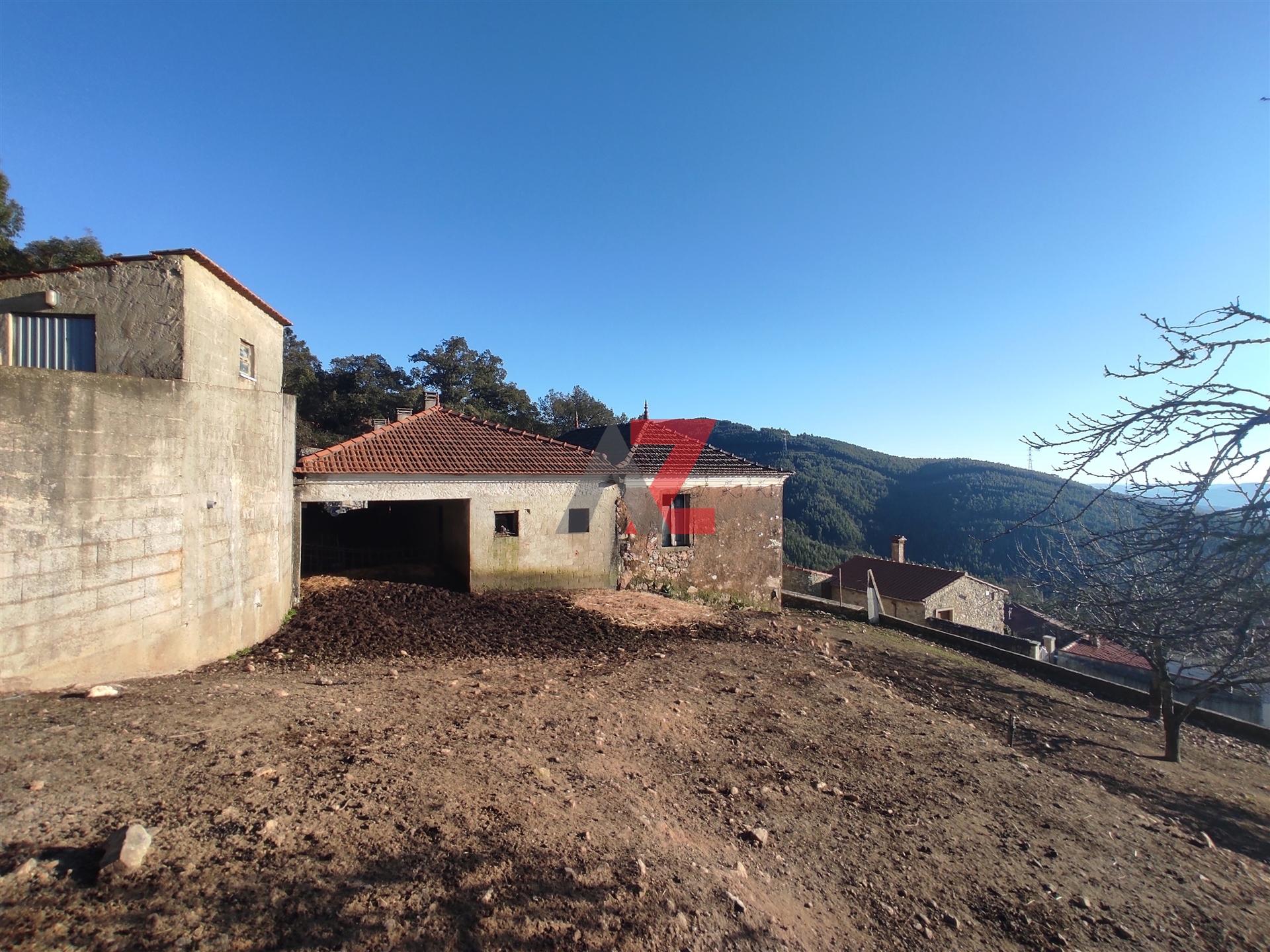 VENDE-SE MORADIA RÚSTICA PARA RESTAURAR EM TERRENO DE 1837 M2.