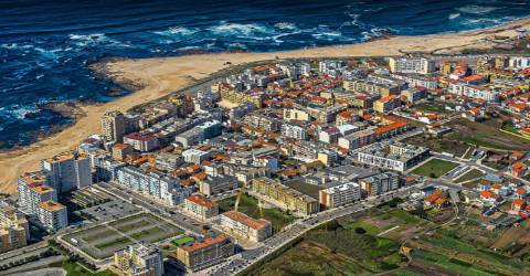 T2 como novo, com garagem fechada, localizado a 200mts da praia