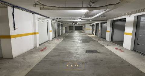 T2 como novo, com garagem fechada, localizado a 200mts da praia