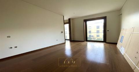 T2 como novo, com garagem fechada, localizado a 200mts da praia