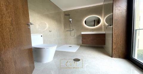 T2 como novo, com garagem fechada, localizado a 200mts da praia