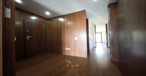 T2 como novo, com garagem fechada, localizado a 200mts da praia