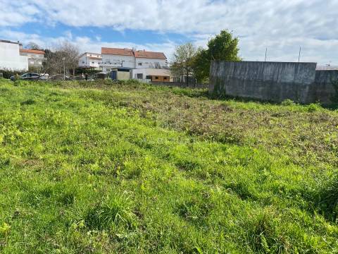 Lote na Meadela com 220 m2