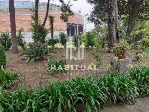 Moradia Isolada T4 em pleno Centro de Viana do Castelo com jardim