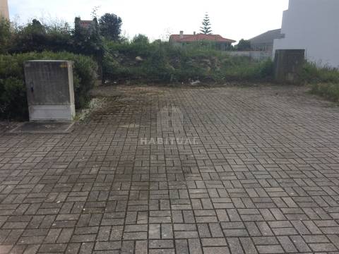 Lote com 424 m2 em Areosa