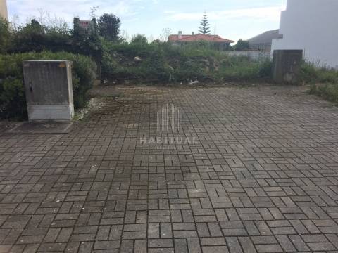 Lote com 424 m2 em Areosa
